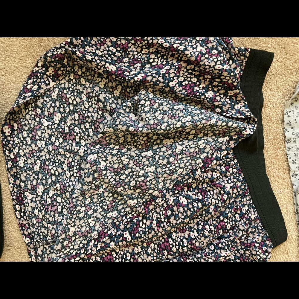 Short skirts - Picture 6 of 7